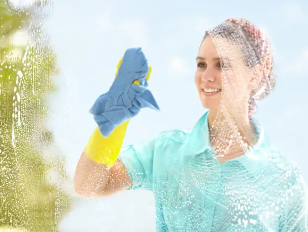 kobieta myjąca okno